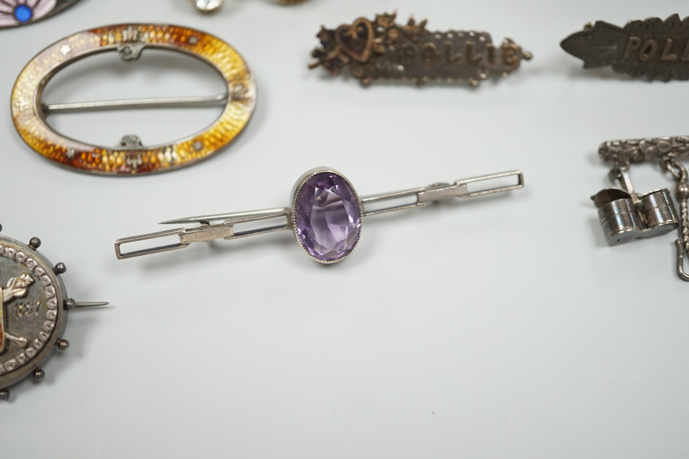 A 1940's silver gilt bracelet, each link embossed with a famous English landmark, 19cm and a quantity of assorted jewellery including a Victorian silver and enamel commemorative brooch, banded agate set brooch and a gold